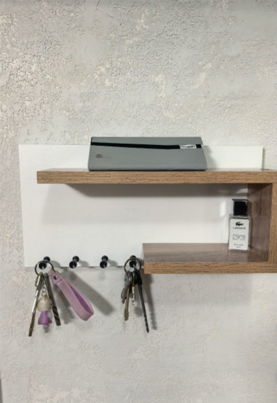 Organizador de llaves con repisa instalado en la pared