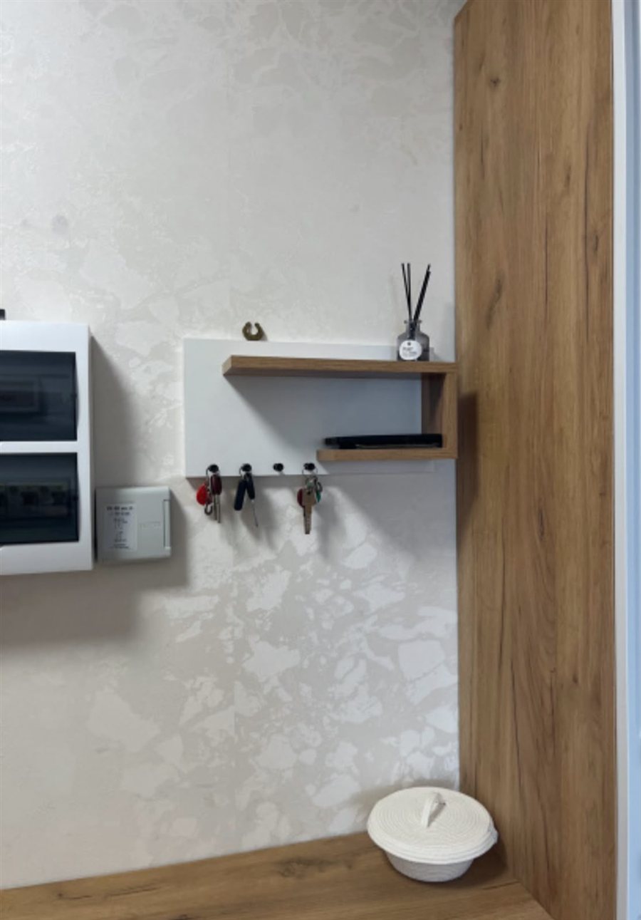 Organizador de llaves con repisa instalado en la pared